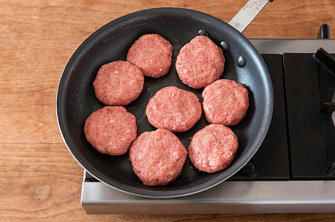 ハンバーグに両面焼き色を付けます