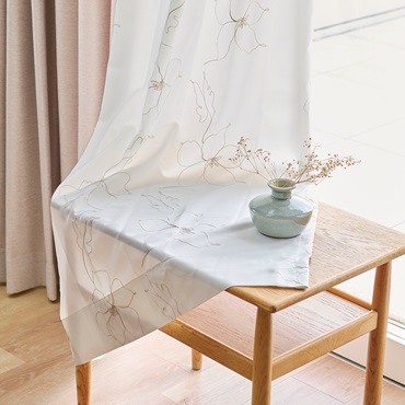 UVカット99％×刺繍ドローイングフラワー（ベージュ）｜カーテン