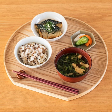 滑りにくい半月木目トレイ 35cm