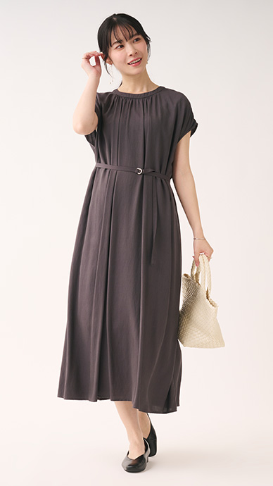 ソフトリネンライクギャザーワンピース￥6,990（税込￥7,689）