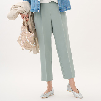 【すごナノ撥水】テーパードパンツ￥4,990（税込￥5,489）