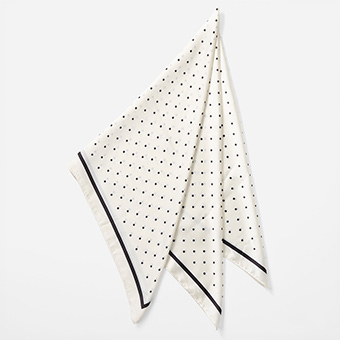 抗菌UVフレームドットスカーフ￥2,900（税込￥3,190）