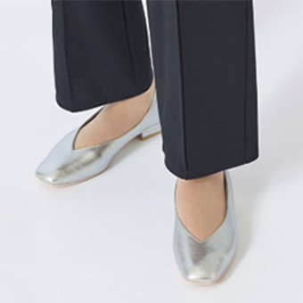 晴雨兼用 ソフトフィットVカットパンプス￥4,990（税込￥5,489）