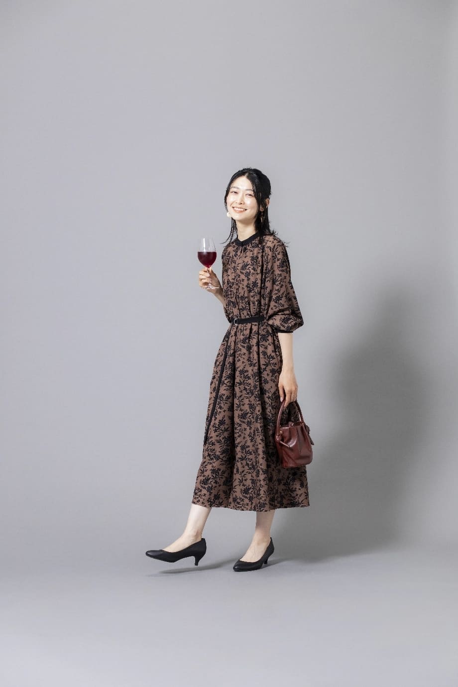 大人カラーの上品ワンピで 一気に秋モード