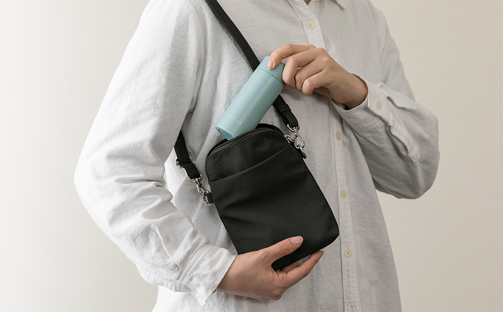 お気に入りのミニバッグにも入る、スリムな形状