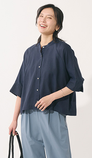 リネン混コクーン5分袖シャツ¥5,490（税込 ¥6,039）カラー：ホワイト、オレンジ、ネイビー